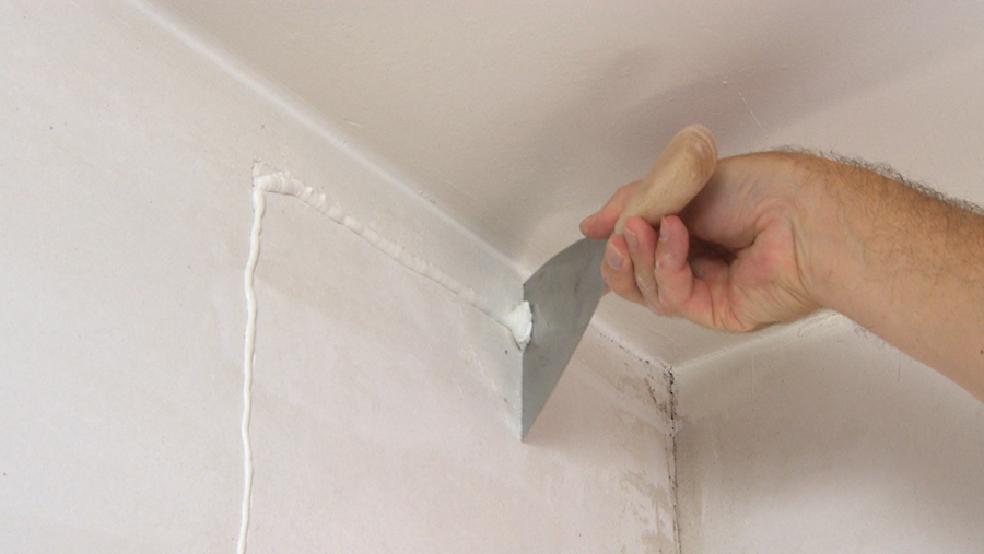Comment traiter les fissures dans les murs intérieurs et les plafonds?