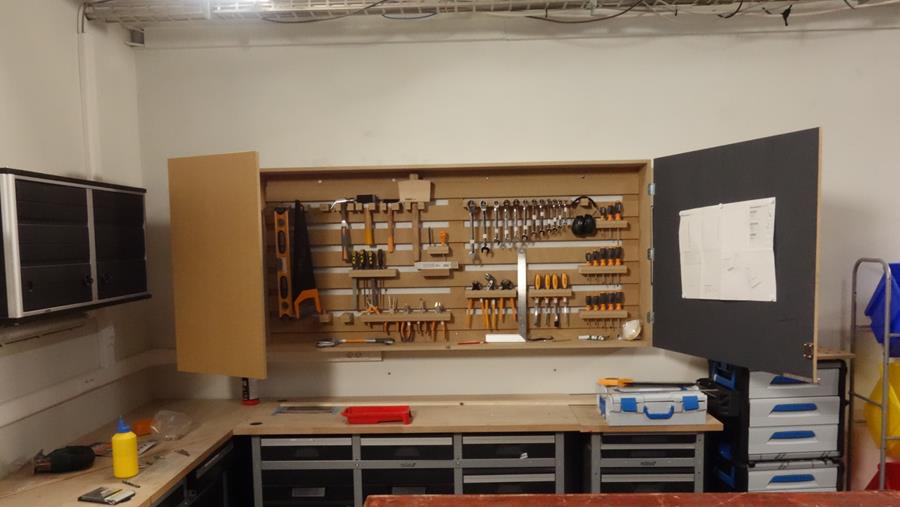 Faites votre propre rayonnage à outils avec portes