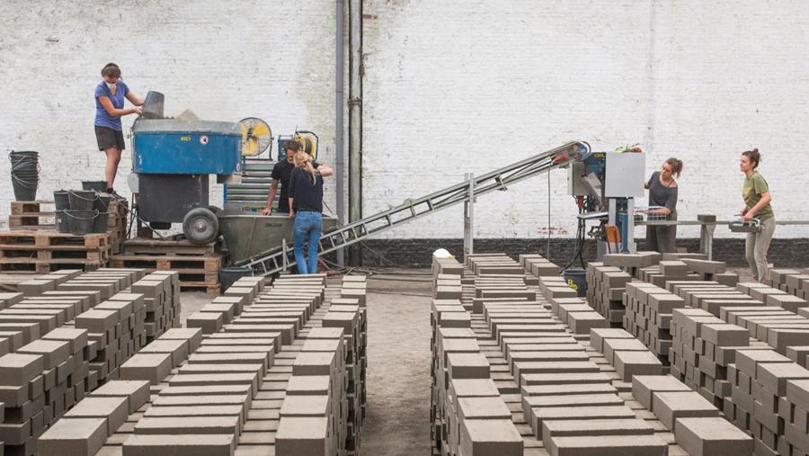 Bouwen met klei: een duurzaam alternatief voor de bouwsector