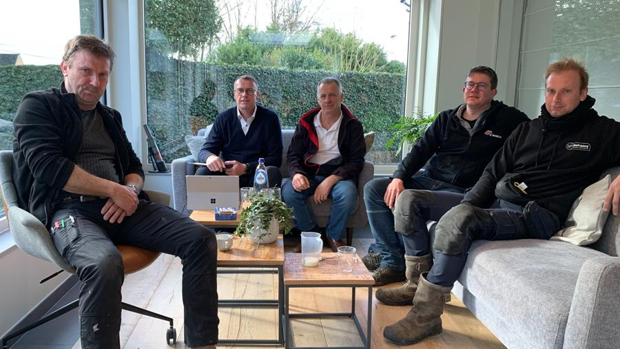 "Het is tien over twaalf voor de dakdekkersstiel"