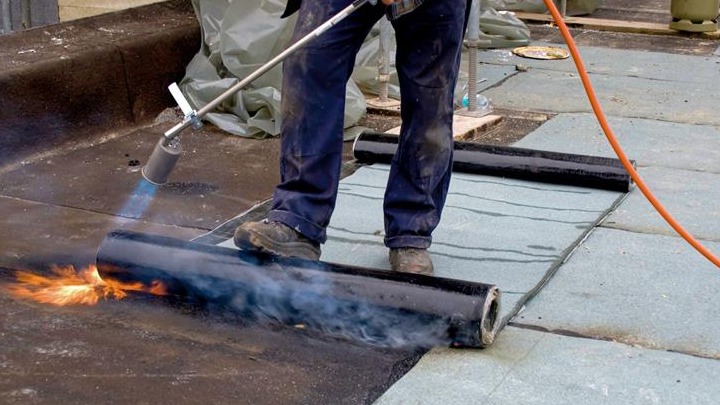 De roofingbrander voor u ontleed