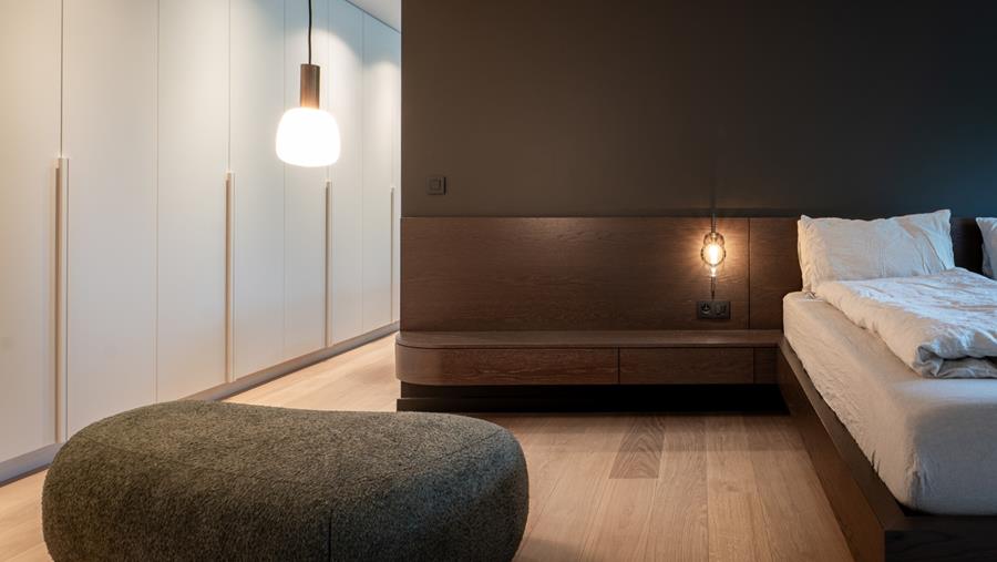 Ronde lijnen en fineerafwerking in interieurinrichting