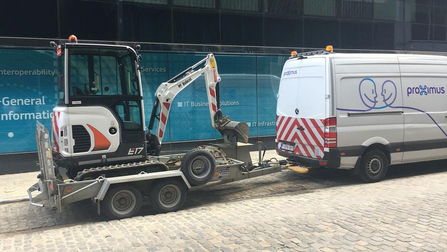 La mini-pelle Bobcat E17 participe à la construction du réseau de fibre optique en Belgique