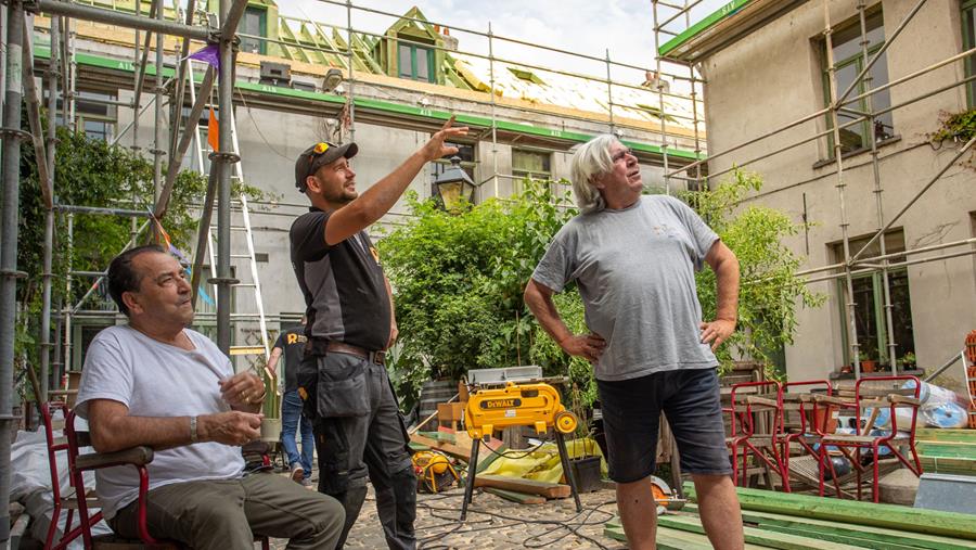 Historische huisjes in Antwerpen-Noord worden voorzien van nieuwe daken