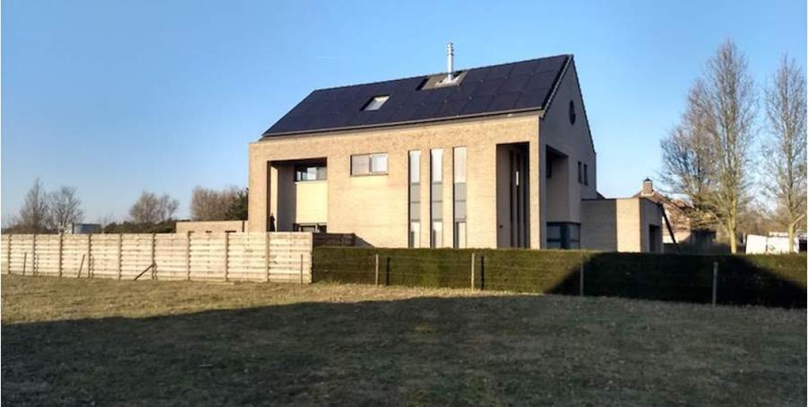 Une maison à Weelde génère son propre courant solaire avec les panneaux all-black de Panasonic